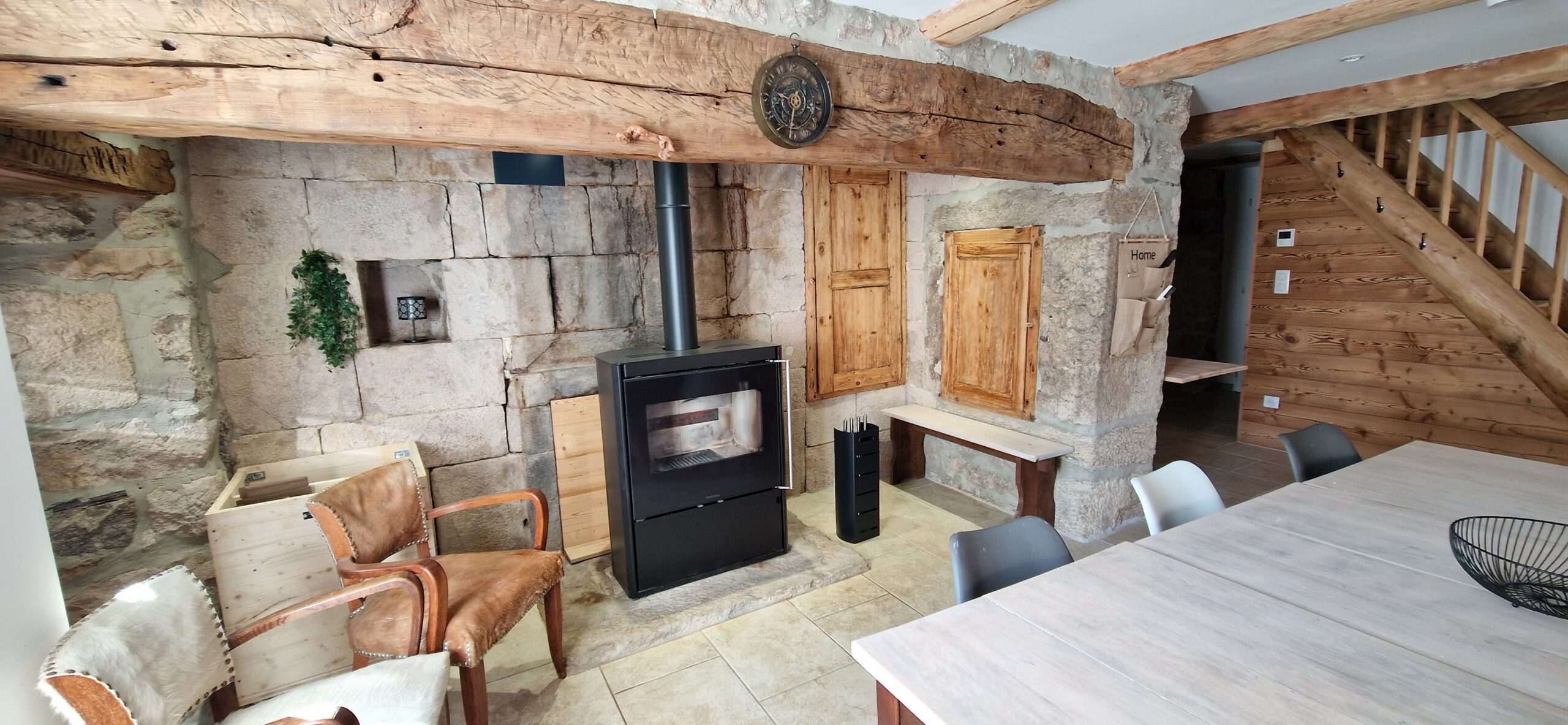 vue-interieure-gite-de-groupe-le-cepe-tout-equipe-poele-a-bois-ardeche-07936