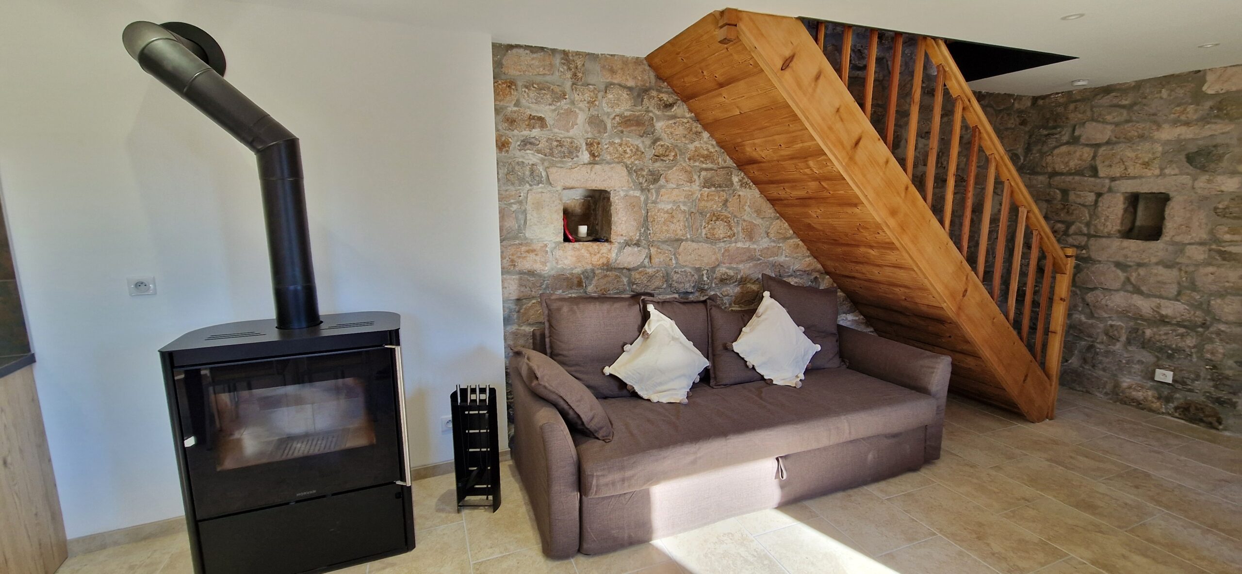 gite-la-chataigne-canape-convertible-et-poele-a-bois