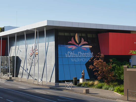 Plongez dans l’univers gourmand de la Cité du Chocolat Valrhona, à proximité du Domaine