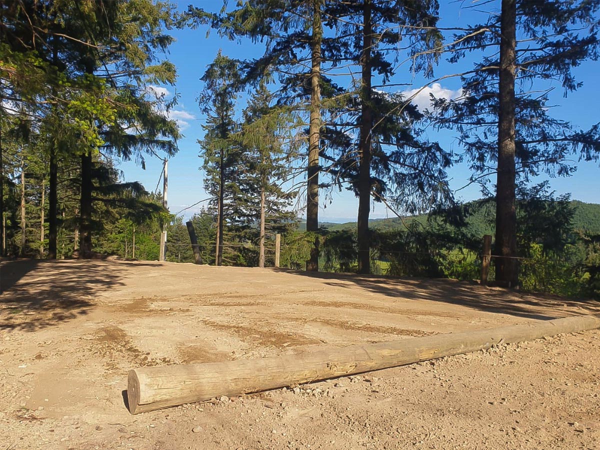 Un terrain de pétanque au Bouissou du Mahun : place aux apéros, parties endiablées et bons souvenirs !