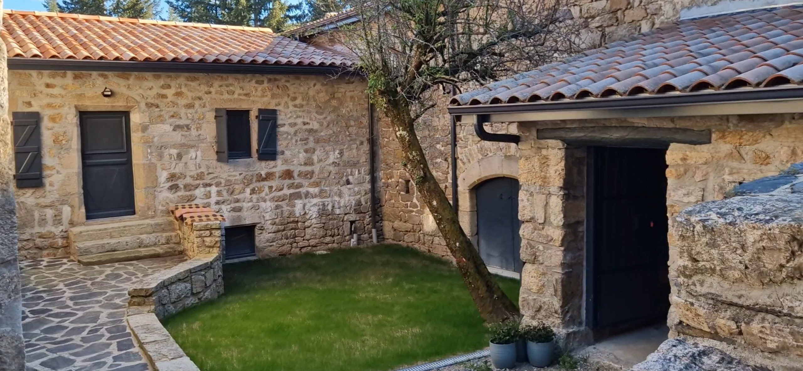 gite-de-groupe-le-sapin-saint-symphorien