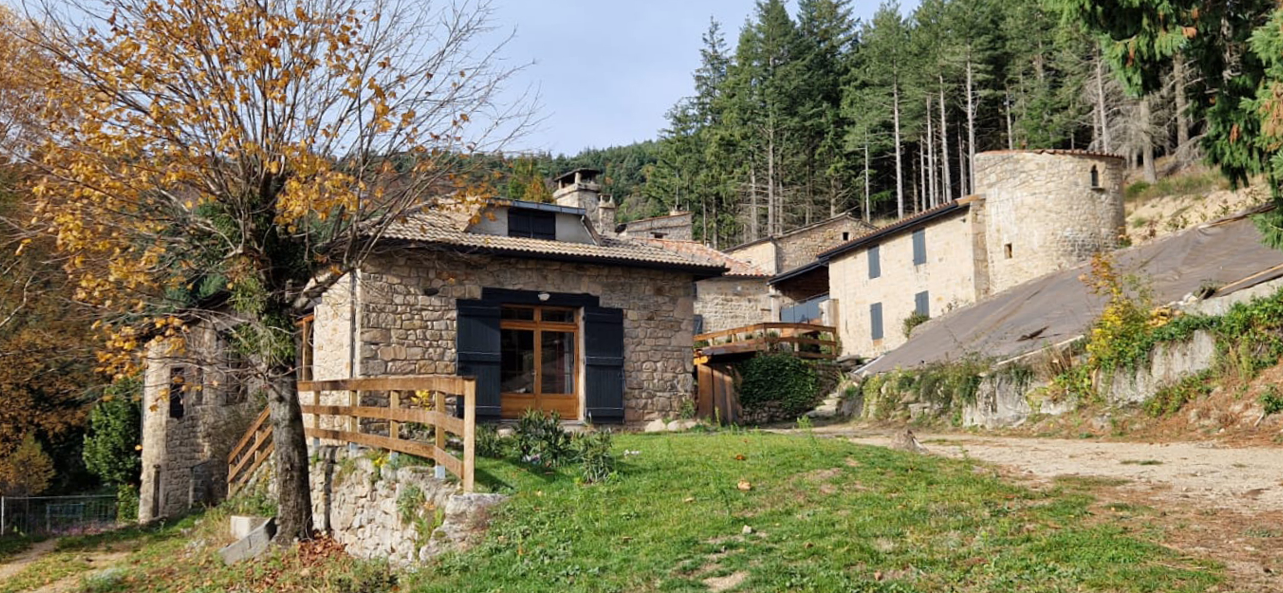 presentation-vue-exterieure-gite-sequoia-15-personnes-PMR-dortoir-gite-nord-ardeche