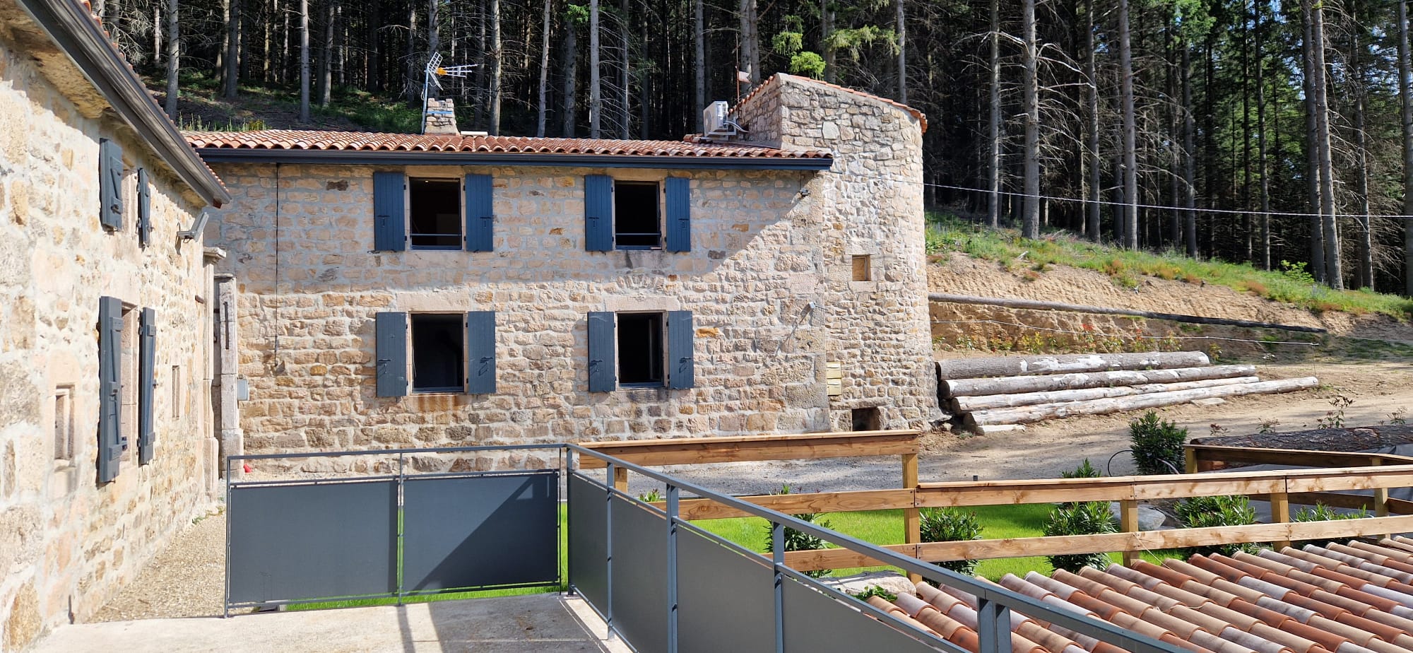 exterieur-gite-chataigne-8-couchages-nord-ardeche-2