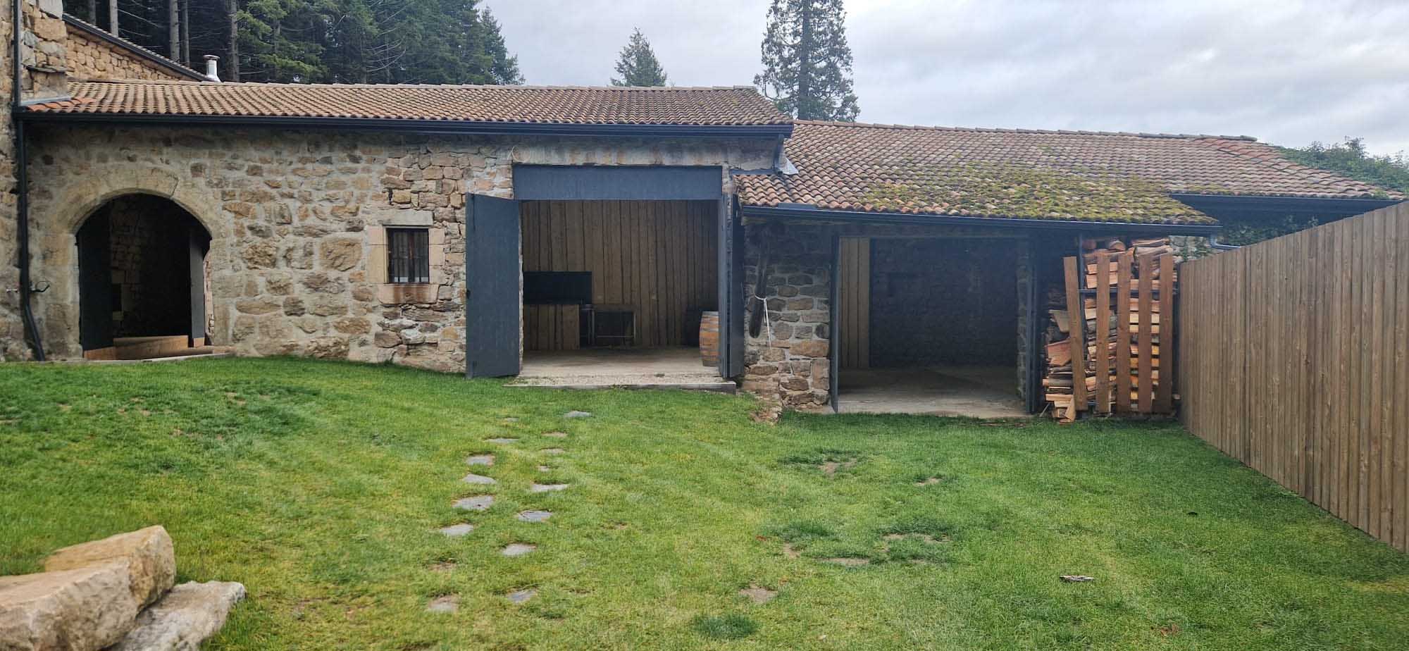 salle-reception-avec-jardin-ete-mariage-anniversaire-cousinades-conviviale-gites-groupes-ardeche