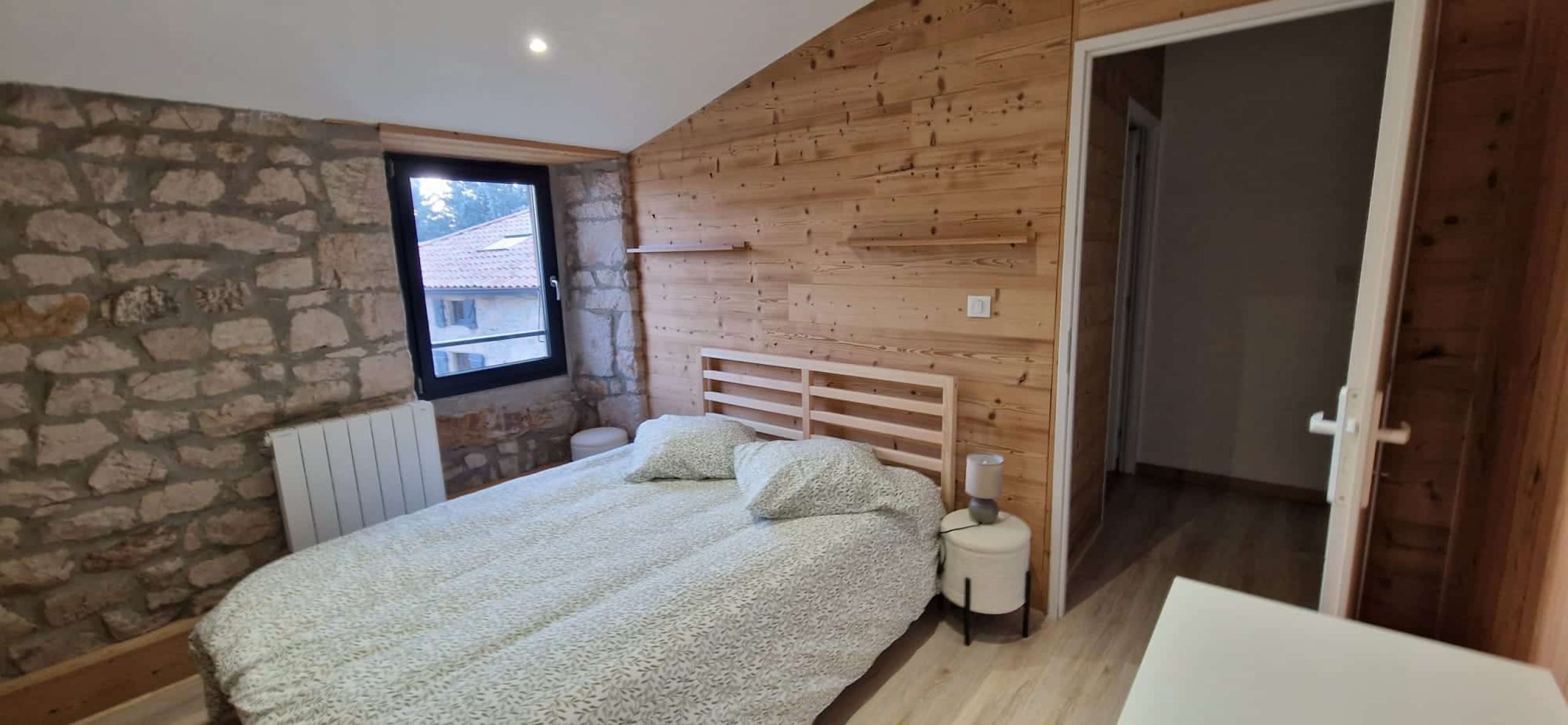 chambre-lit-double-gite-la-chataigne-saint-symphorien-de-mahun-2