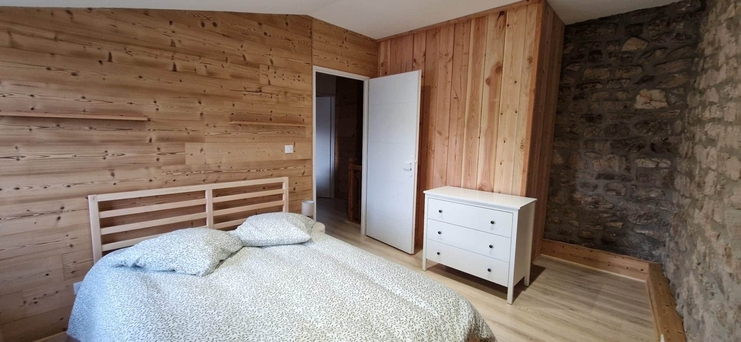 chambre-lit-double-gite-la-chataigne-saint-symphorien-de-mahun-3