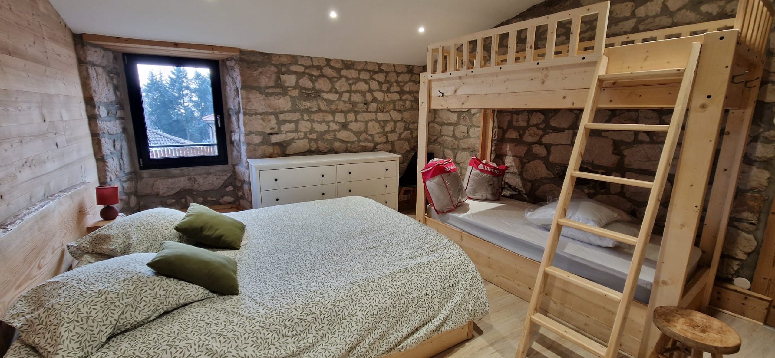 chambre-lit-double-gite-la-chataigne-saint-symphorien-de-mahun-4