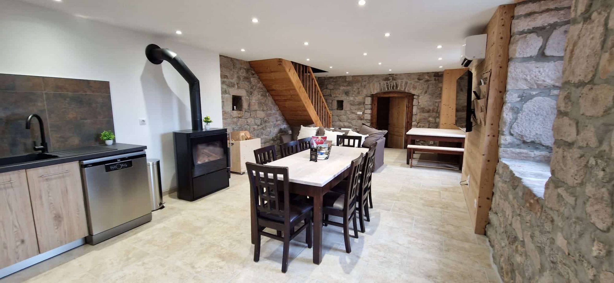 coin-repas-cuisine-et-poele-a-bois-gite-la-chataigne-2