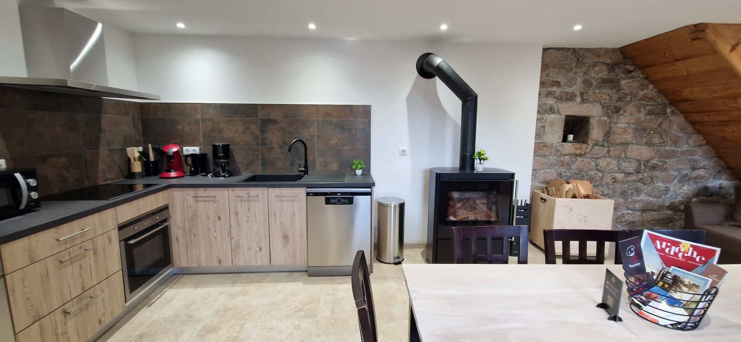 coin-repas-cuisine-et-poele-a-bois-gite-la-chataigne