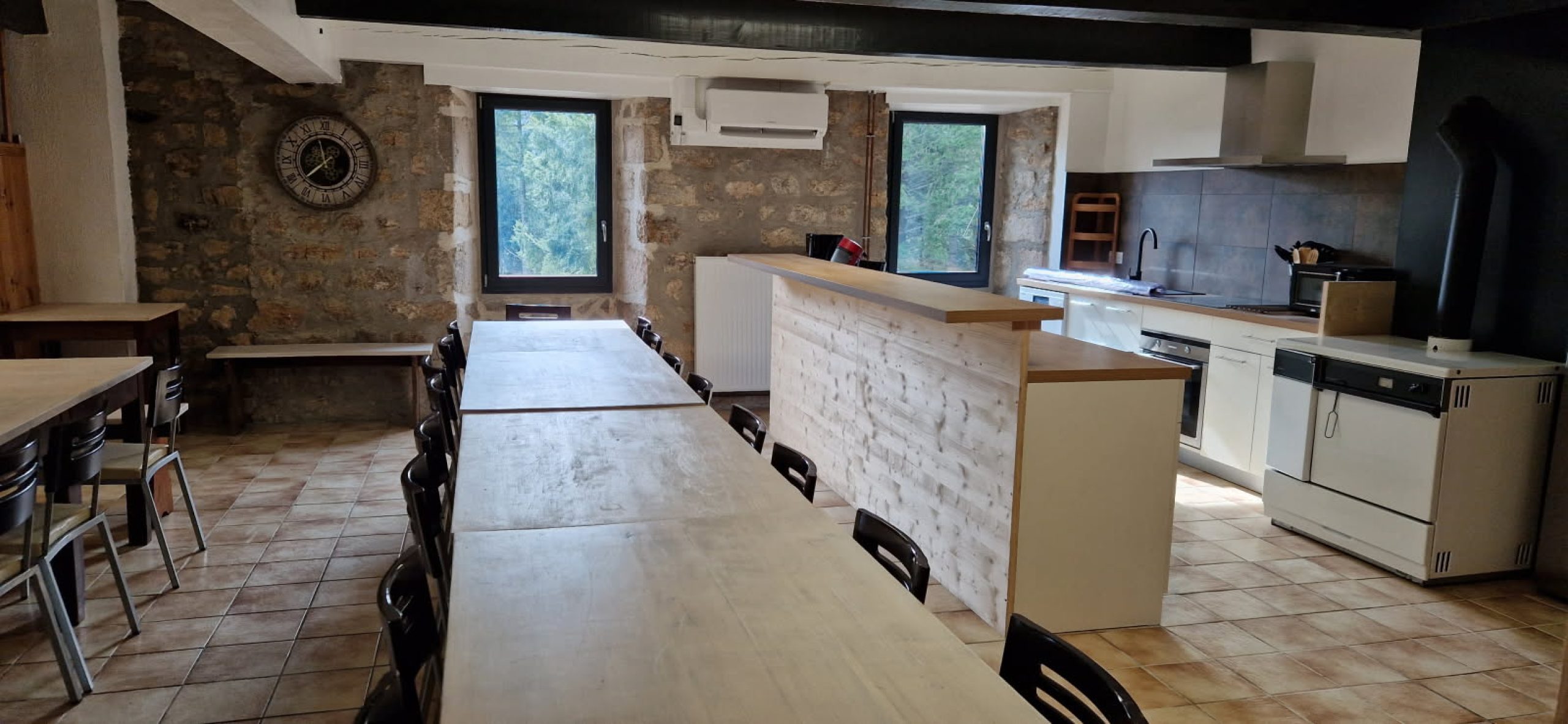 cuisine-et-salle-a-manger-espace-commun-gite-de-groupes-a-louer-le-cepe-nord-ardeche