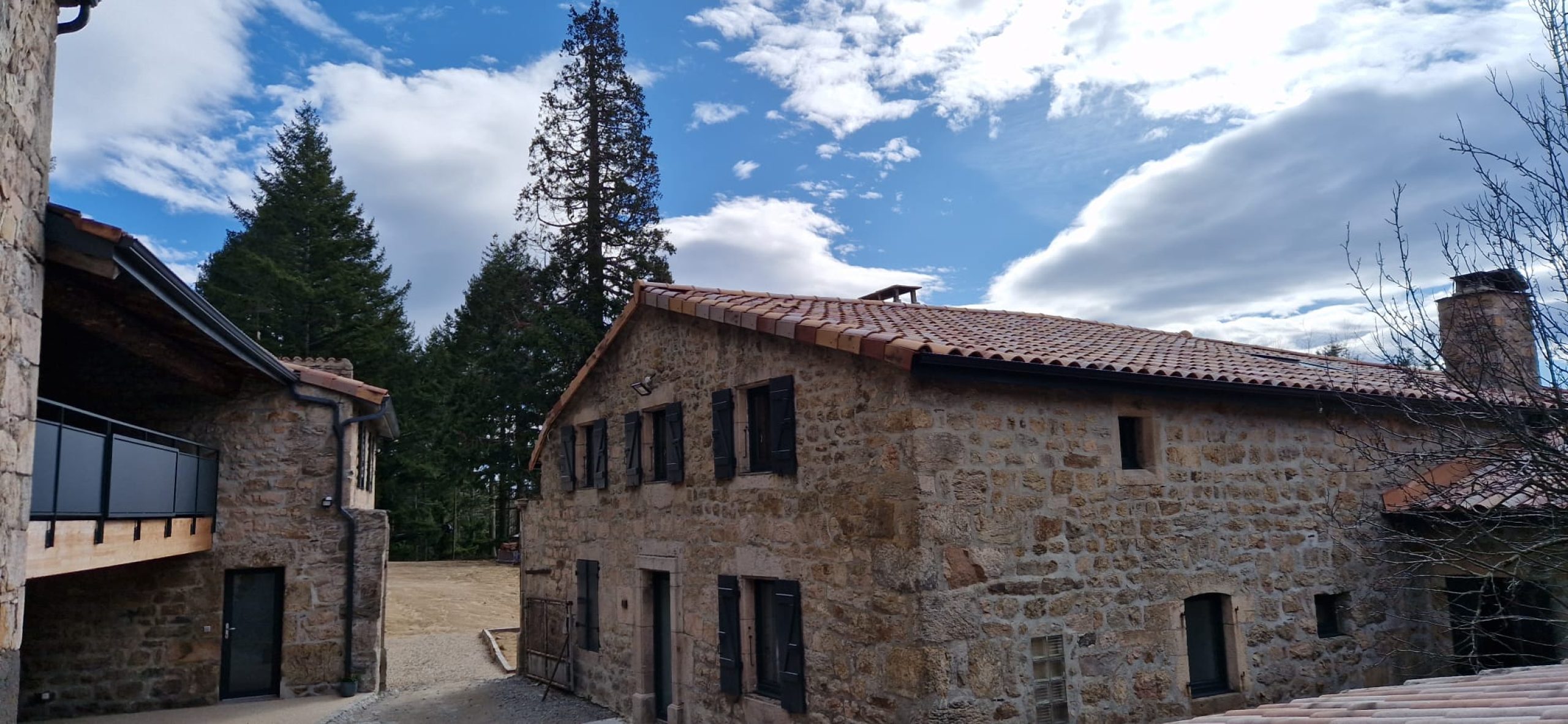 exterieur-gite-le-cepe-15-couchages-nord-ardeche-2