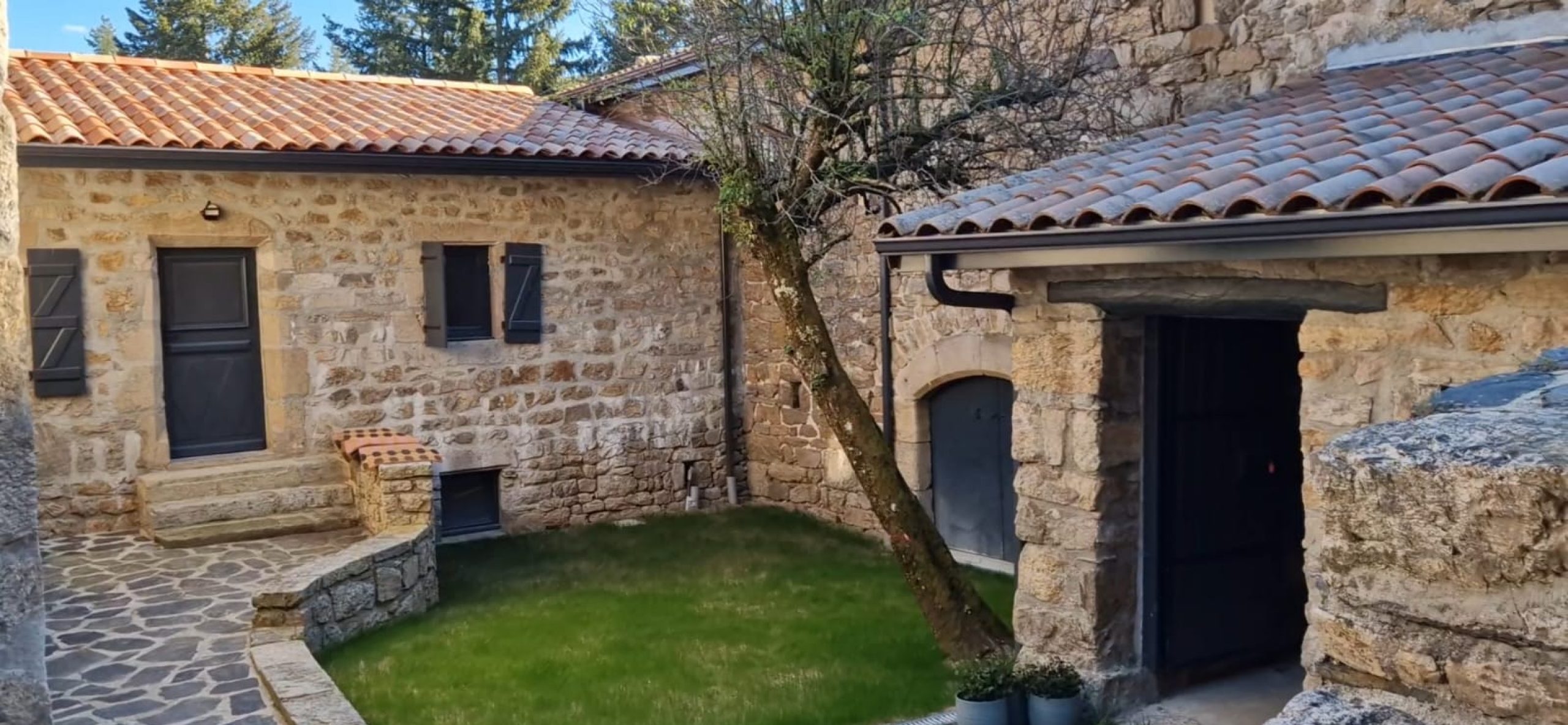 exterieur-gite-le-sapin-bouissou-du-mahun-locations-nord-ardeche