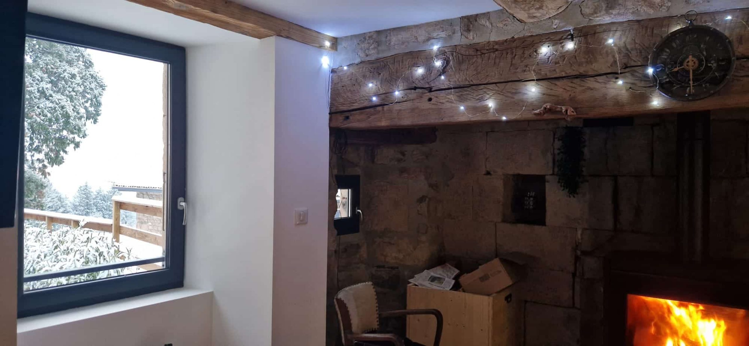 gites-de-groupe-ensemble-hameau-du-buisson-saint-symphorien-sous-la-neige-feu-poele-bois-gite-le-cepe