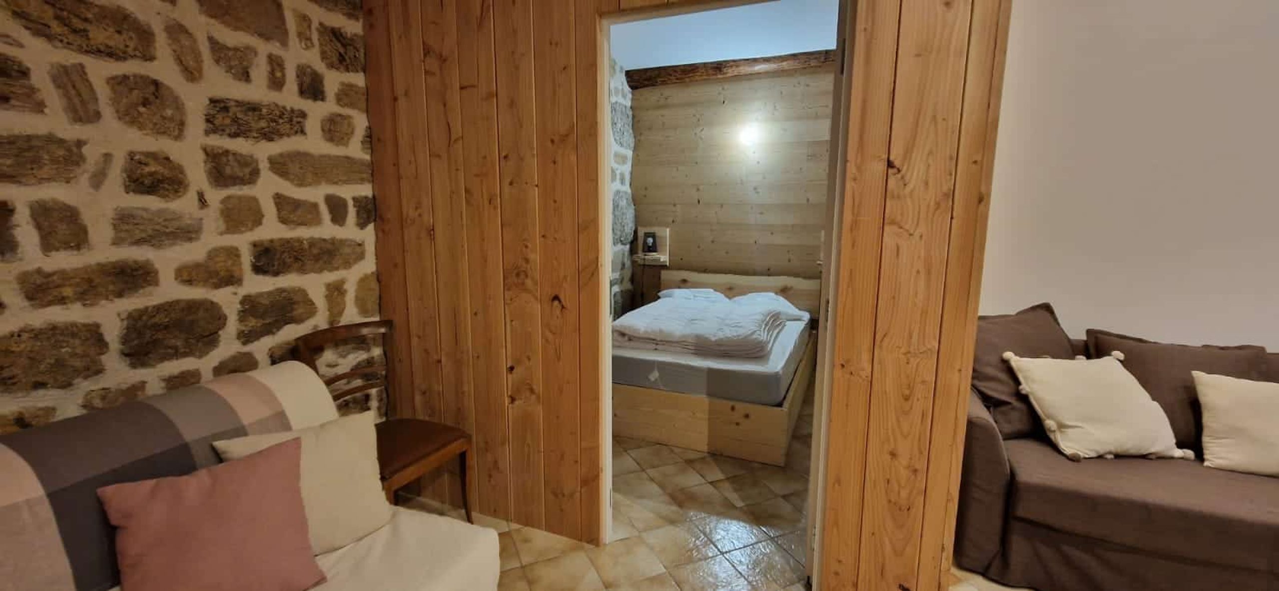 interieur-gite-de-groupe-tout-equipe-le-sapin-ardeche-verte- 21.05.53 (1)