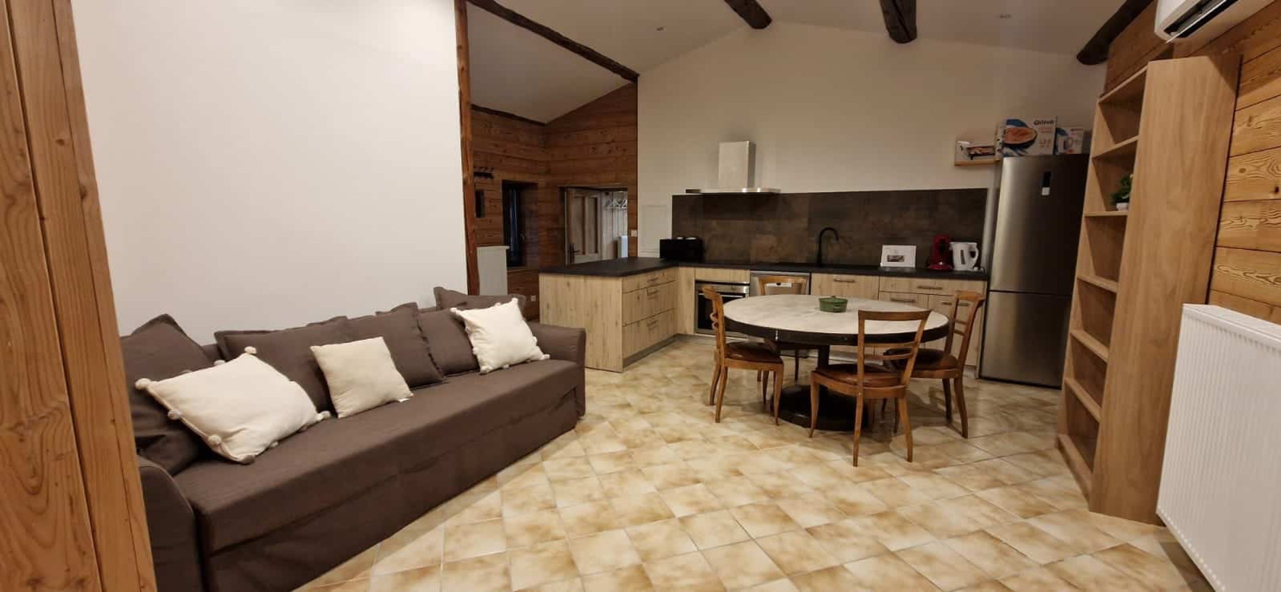 interieur-gite-de-groupe-tout-equipe-le-sapin-ardeche-verte- 21.05.53 (2)