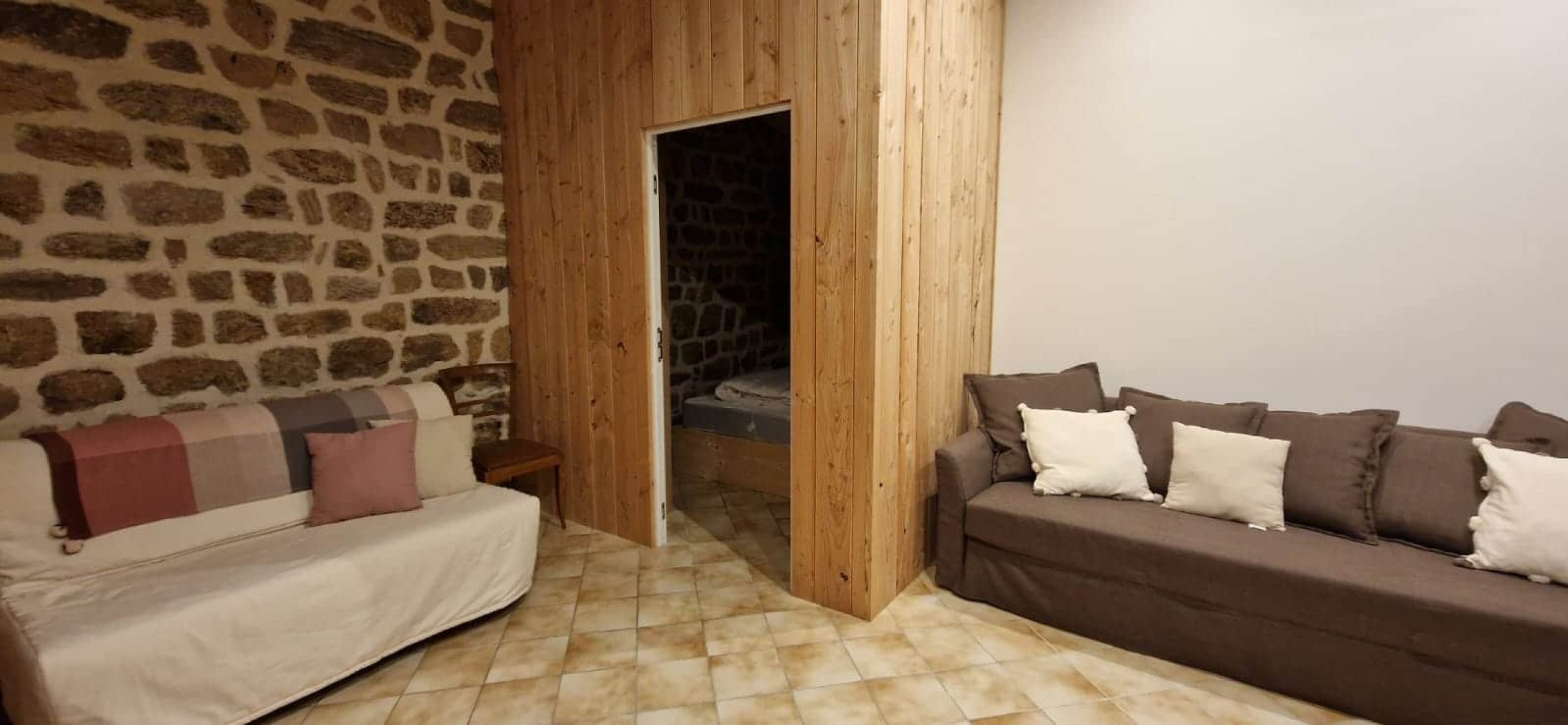 interieur-gite-de-groupe-tout-equipe-le-sapin-ardeche-verte- 21.05.53 (4)