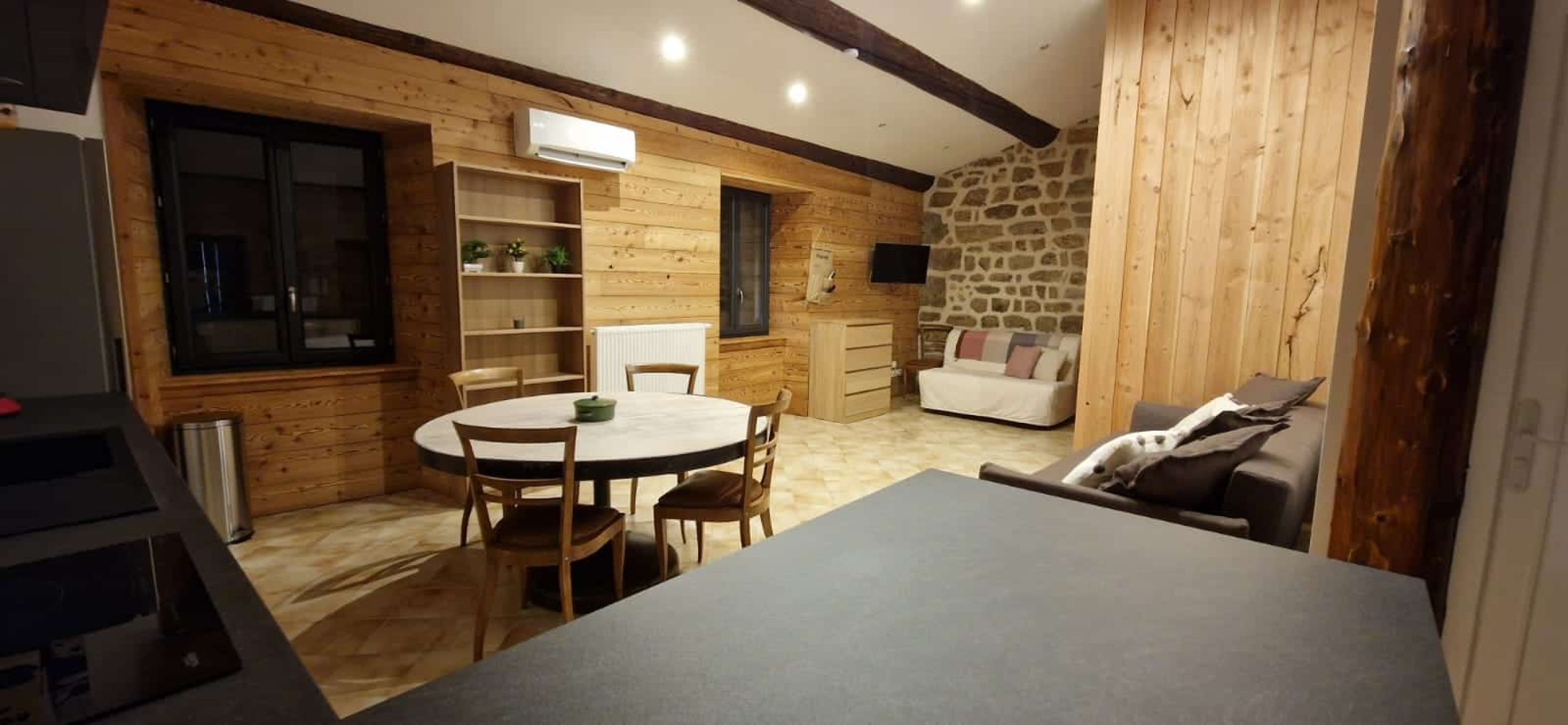 interieur-gite-de-groupe-tout-equipe-le-sapin-ardeche-verte- 21.05.53 (5)