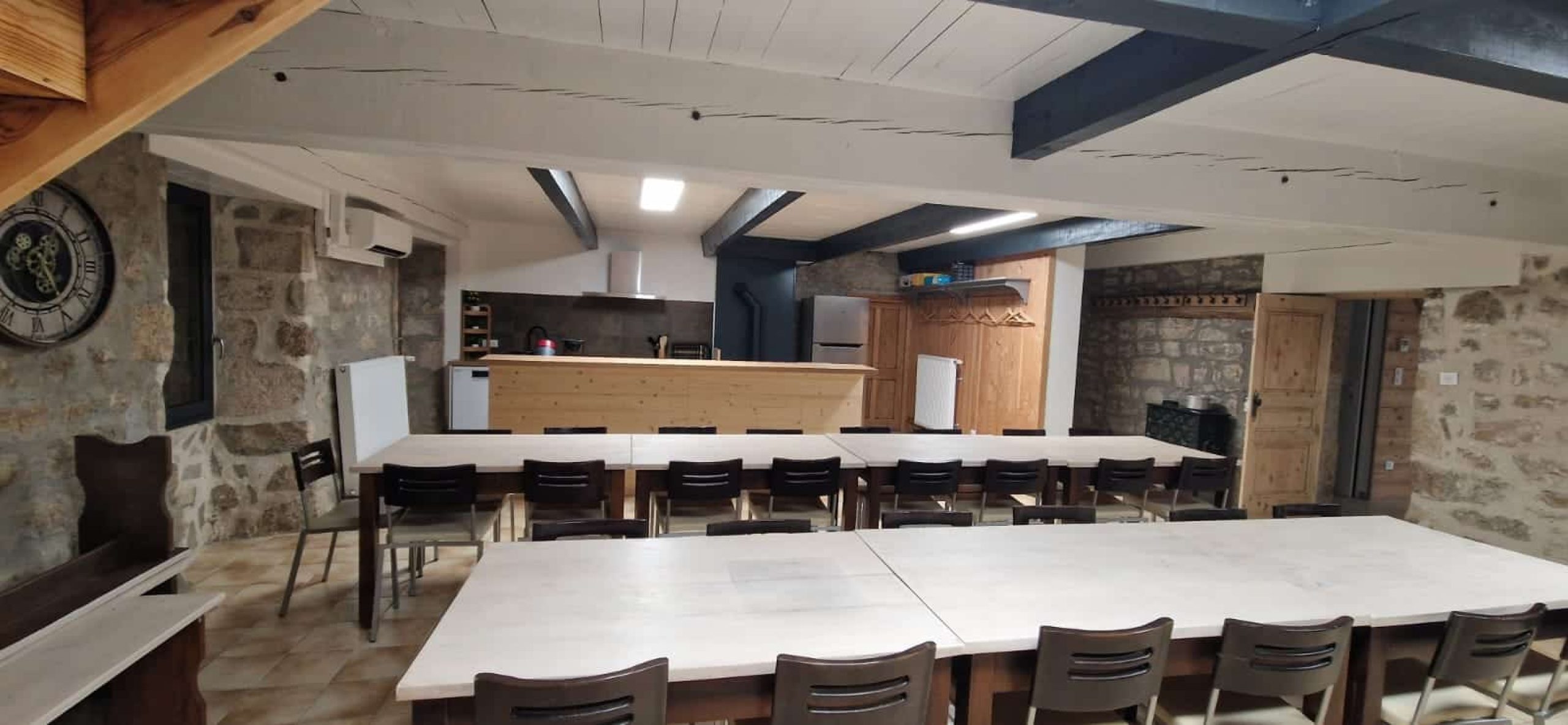 interieur-gite-de-groupe-tout-equipe-le-sapin-ardeche-verte- 21.05.54 (3)