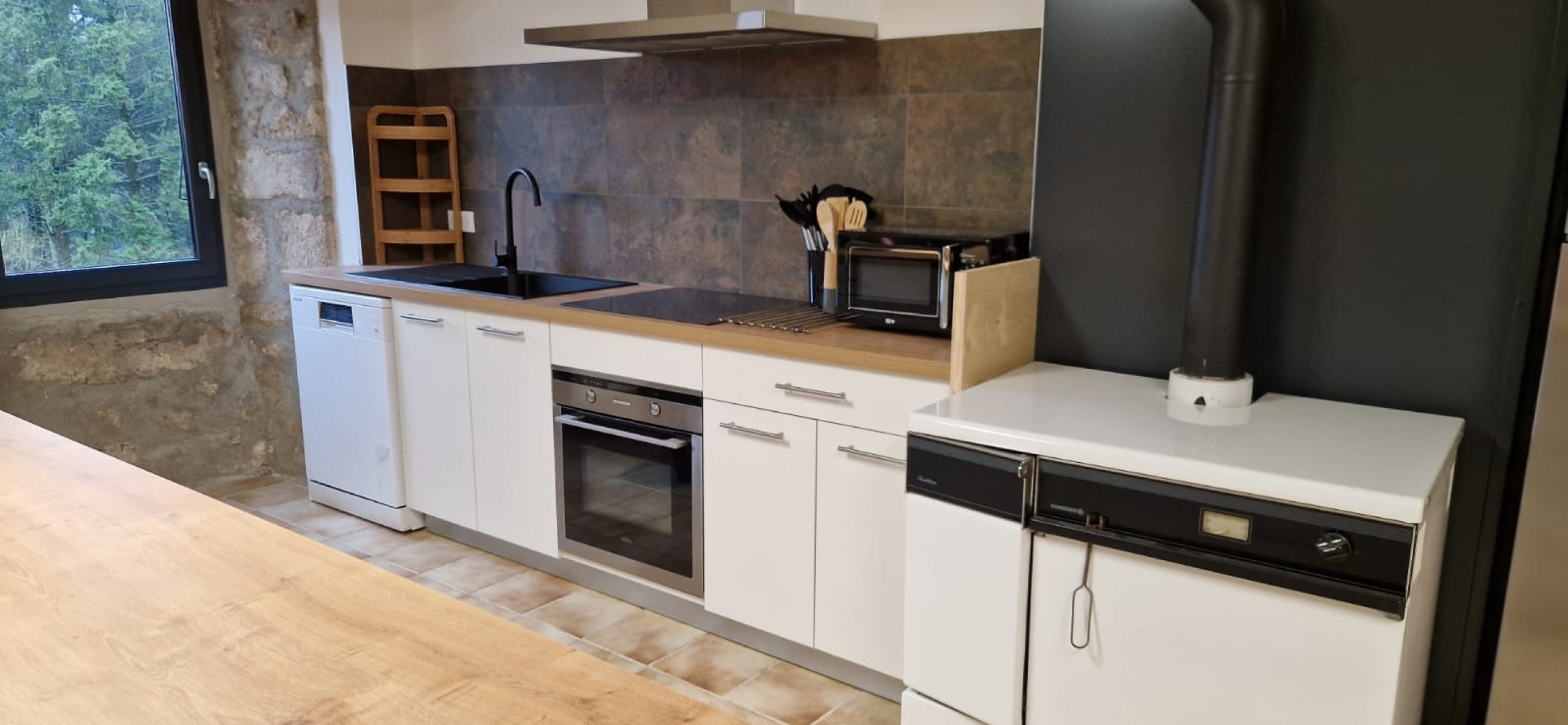 interieur-gite-de-groupe-tout-equipe-le-sapin-ardeche-verte- 21.05.55 (1)