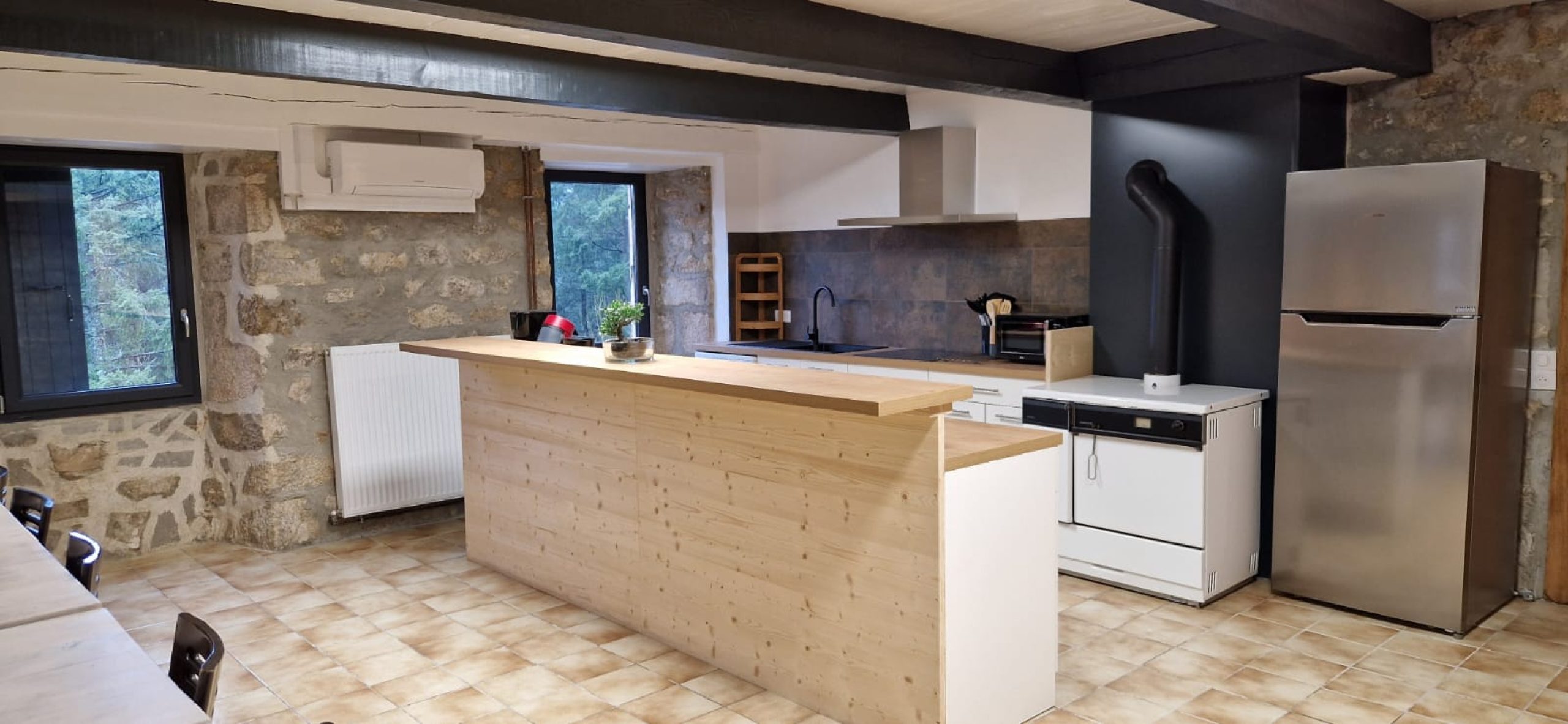 interieur-gite-de-groupe-tout-equipe-le-sapin-ardeche-verte- 21.05.55