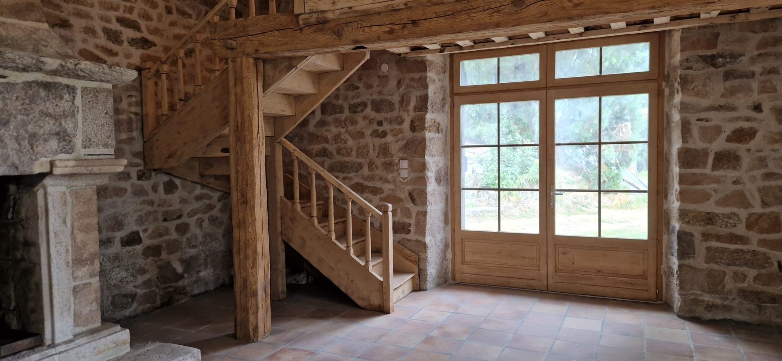 interieur-gite-groupe-sequoia-cheminee-pierre-et-bois-naturel-07