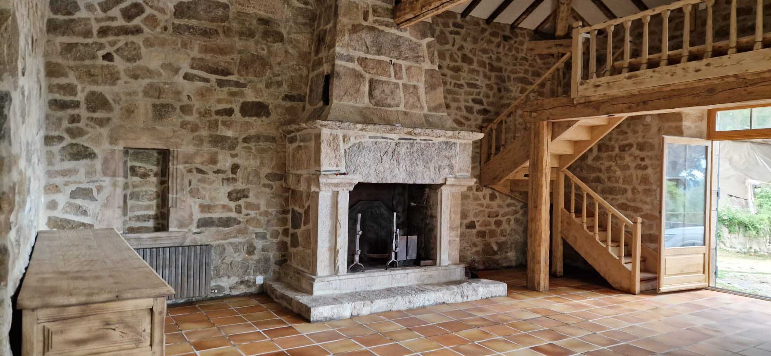 interieur-gite-groupe-sequoia-cheminee-pierre-et-bois-naturel-3