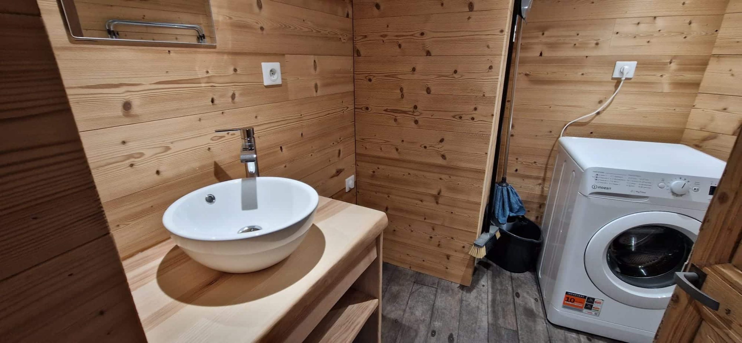 salle-eau-evier-buanderie-machine-a-laver-la-chataigne-gite-de-groupe-07