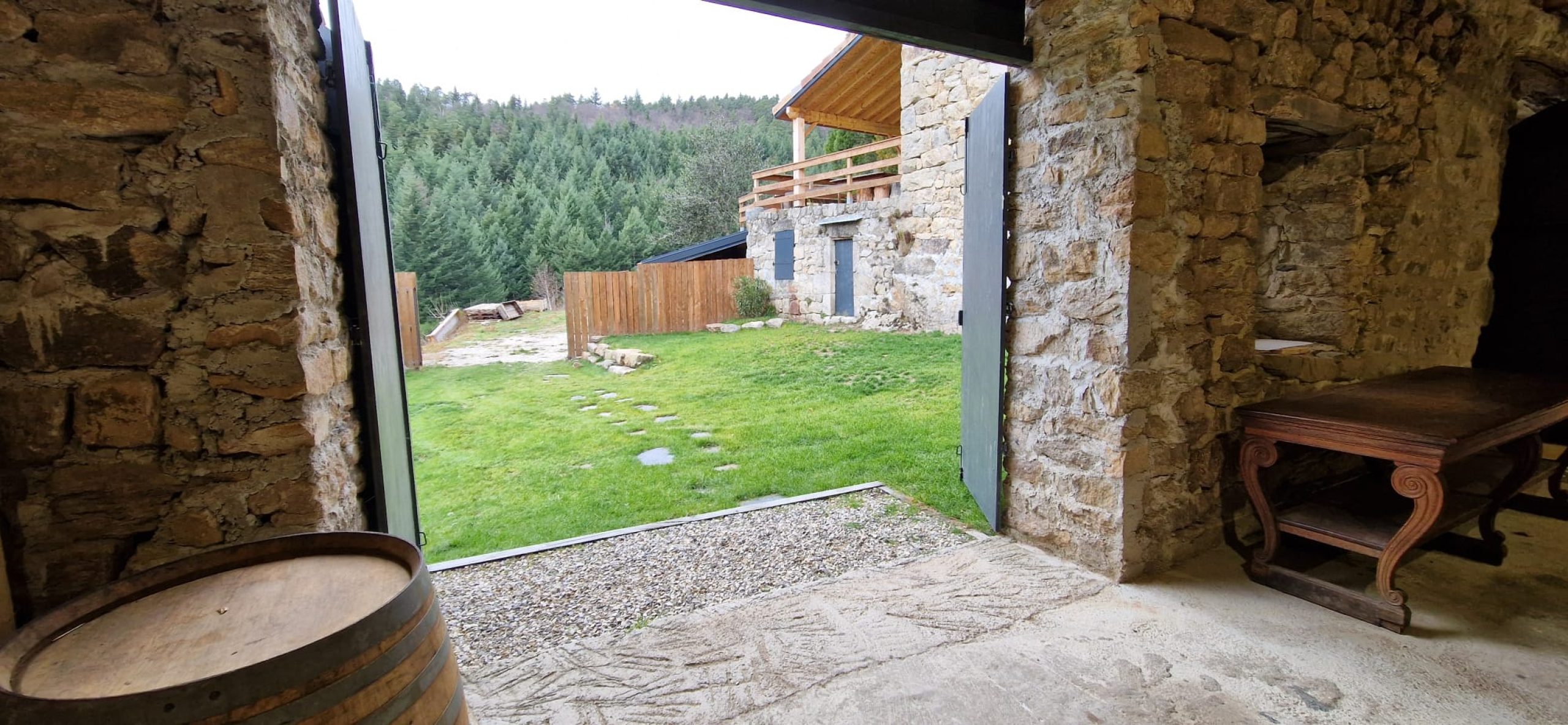 salle-reception-avec-jardin-ete-mariage-anniversaire-cousinades-conviviale-gites-groupes-ardeche-00 (2)