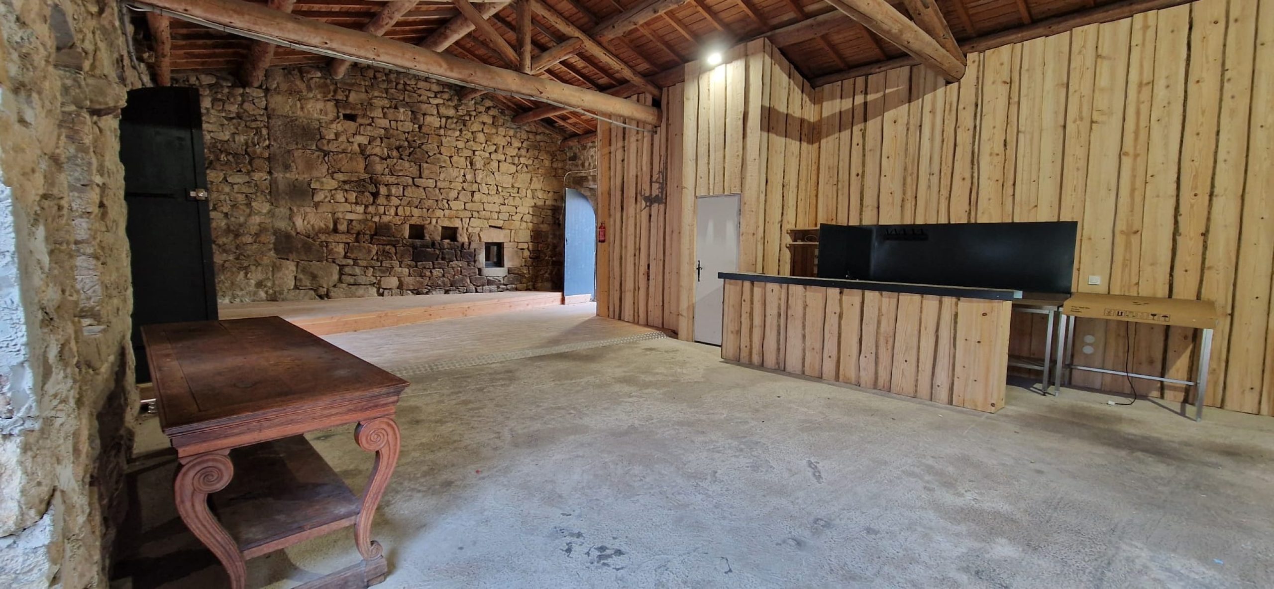 salle-reception-avec-jardin-ete-mariage-anniversaire-cousinades-conviviale-gites-groupes-ardeche-00 (4)