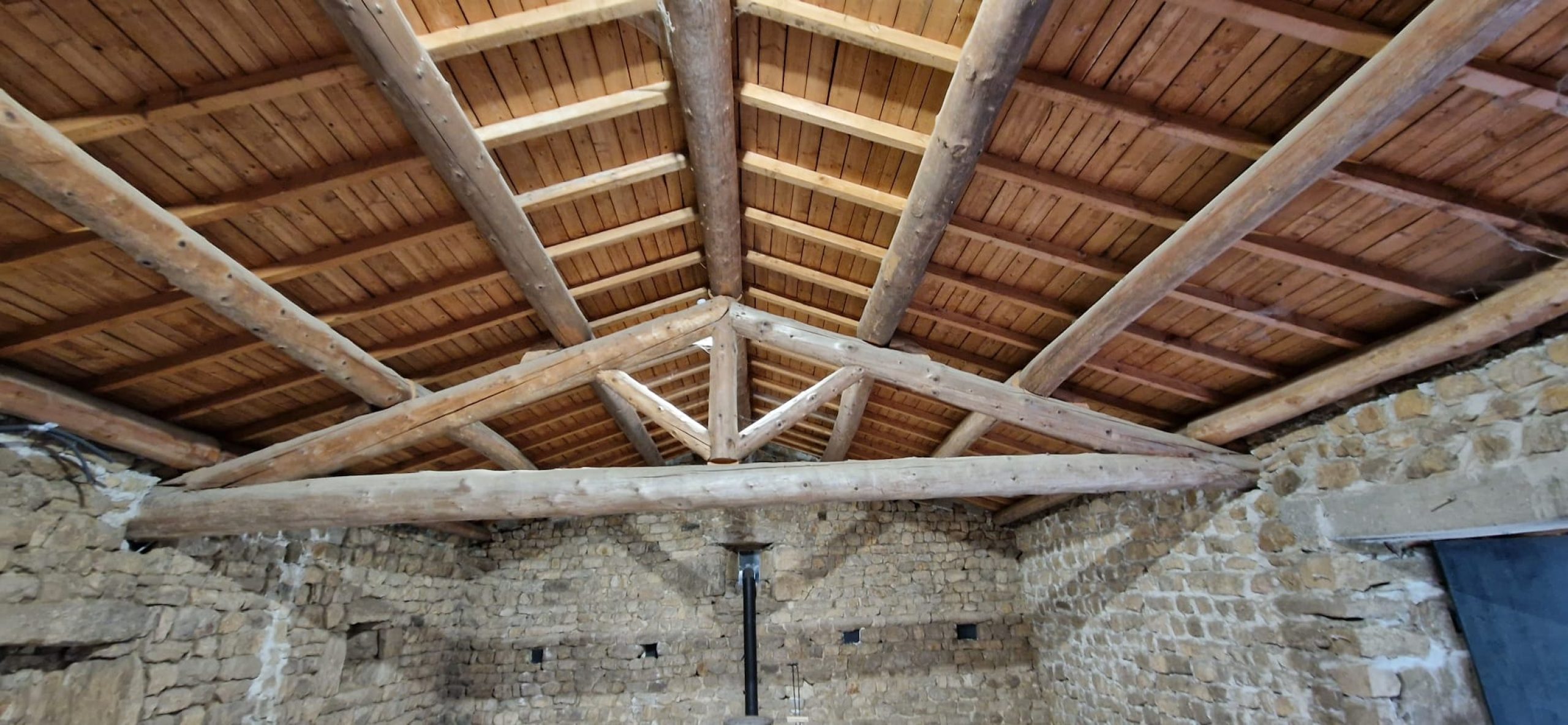 salle-reception-avec-jardin-ete-mariage-anniversaire-cousinades-conviviale-gites-groupes-ardeche-00 (6)