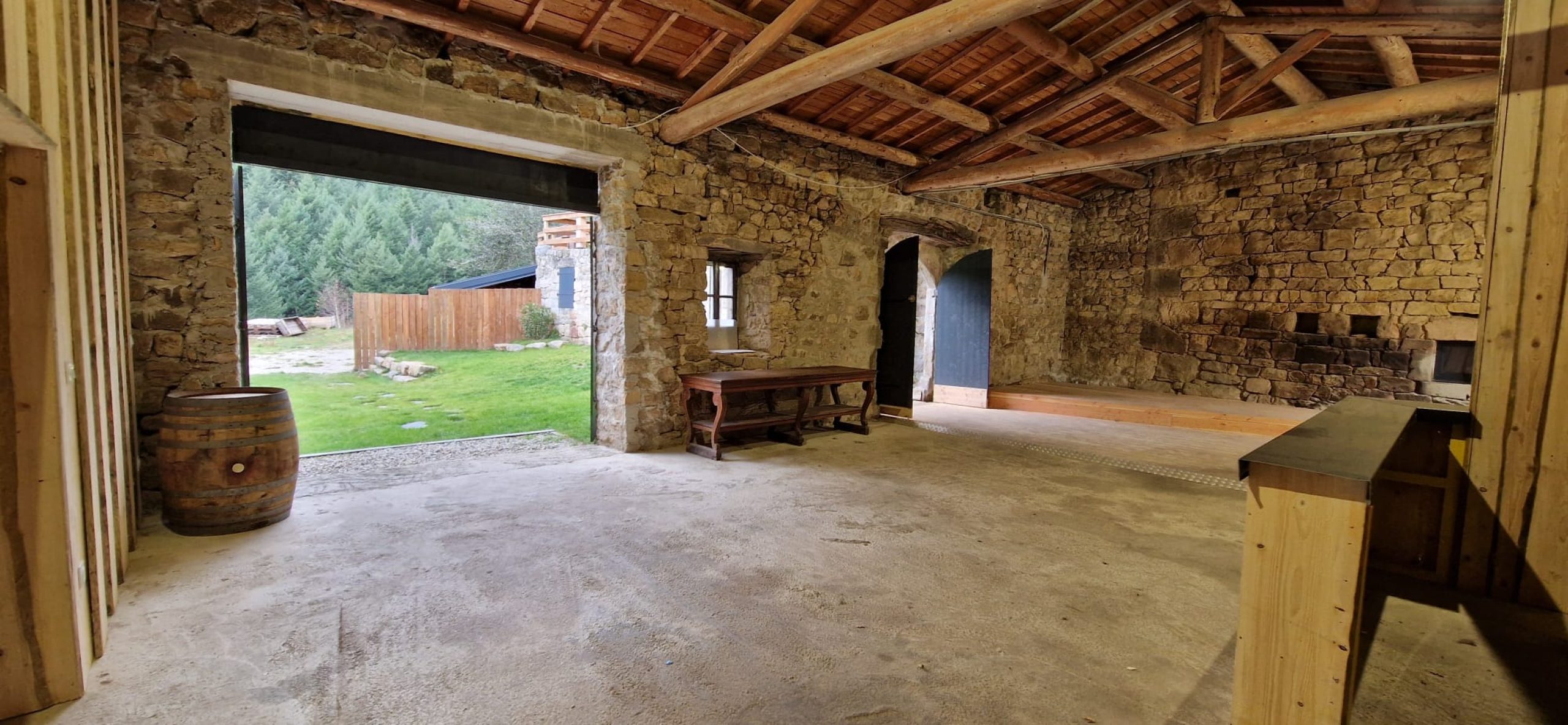 salle-reception-avec-jardin-ete-mariage-anniversaire-cousinades-conviviale-gites-groupes-ardeche-00