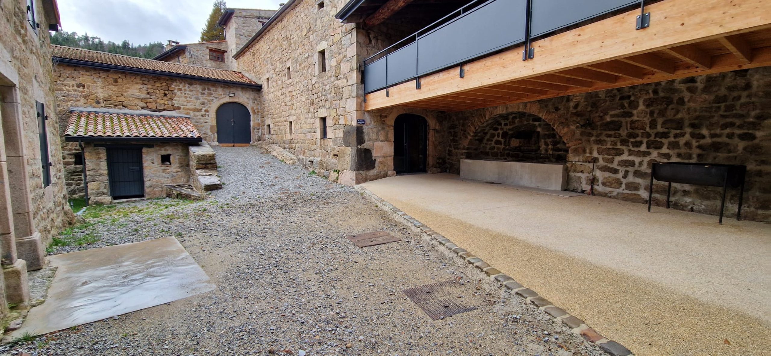 salle-reception-avec-jardin-ete-mariage-anniversaire-cousinades-conviviale-gites-groupes-ardeche-58