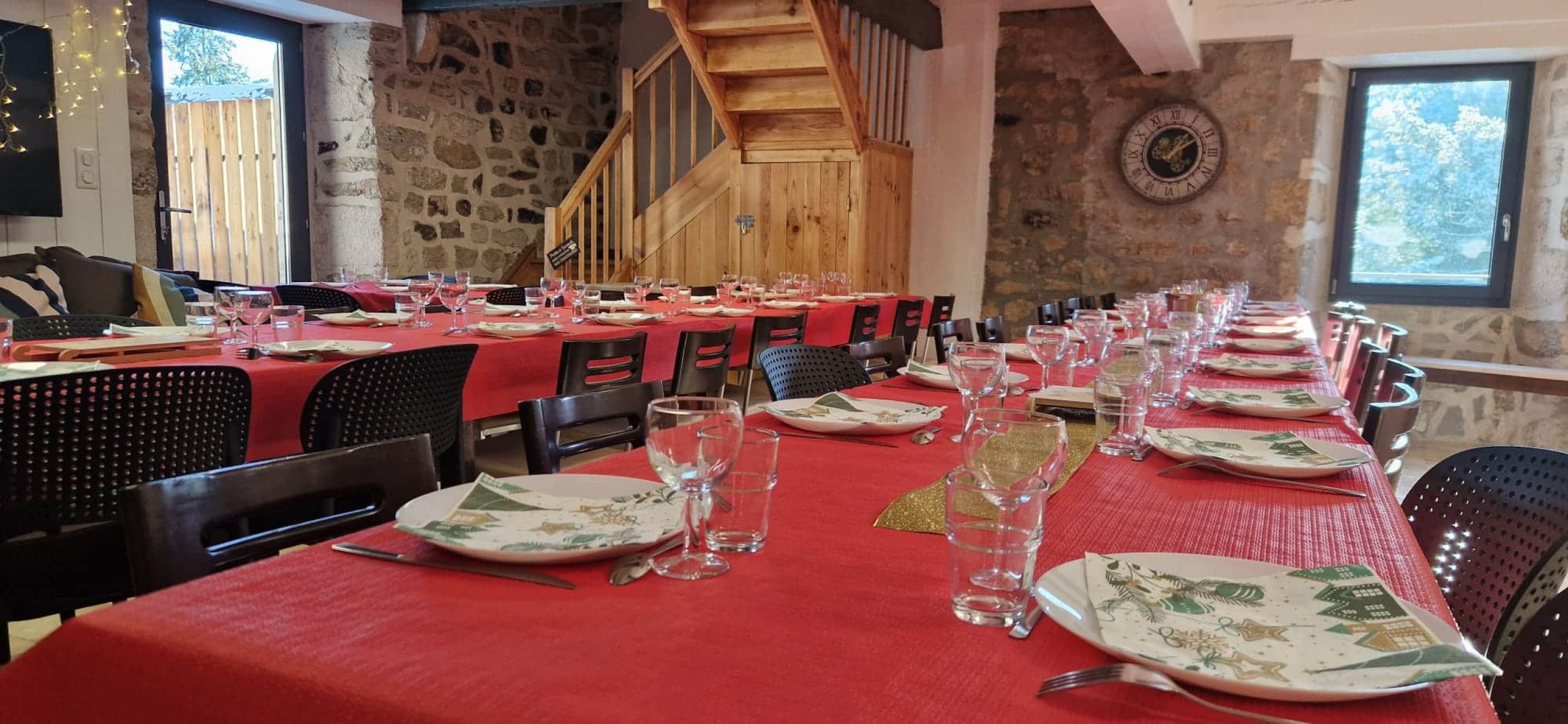 salle-repas-en-commun-groupe-noel-jour-de-l-an-gites-ardeche-1