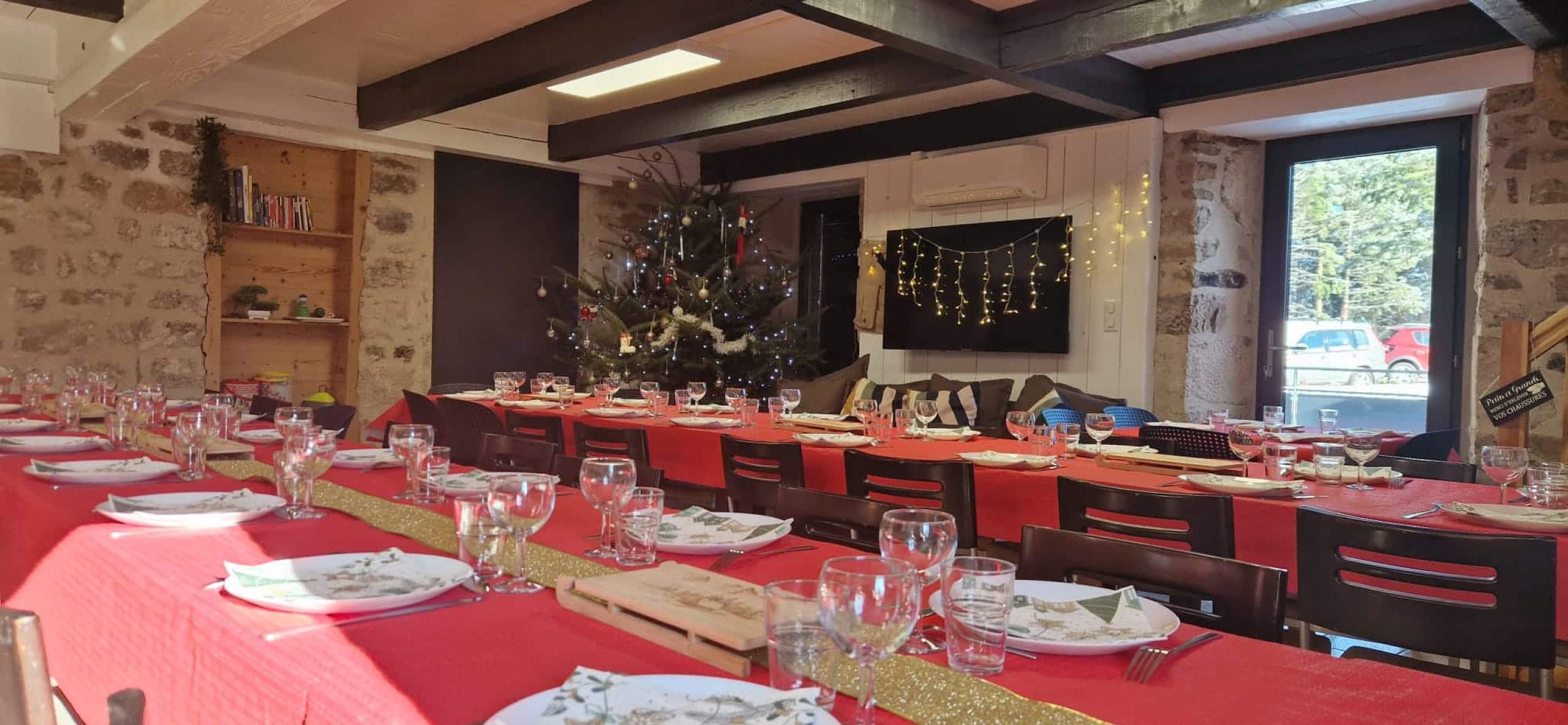 salle-repas-en-commun-groupe-noel-jour-de-l-an-gites-ardeche-2