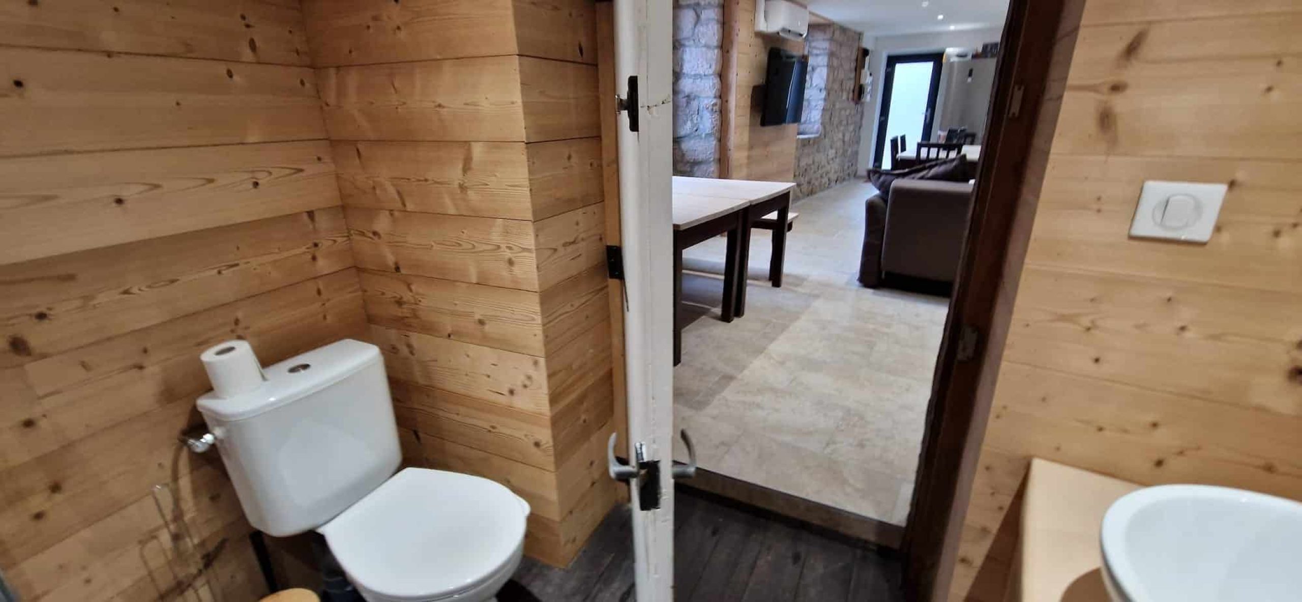 wc-toilettes-salle-eau-gite-la-chataigne-bouissou-dbm